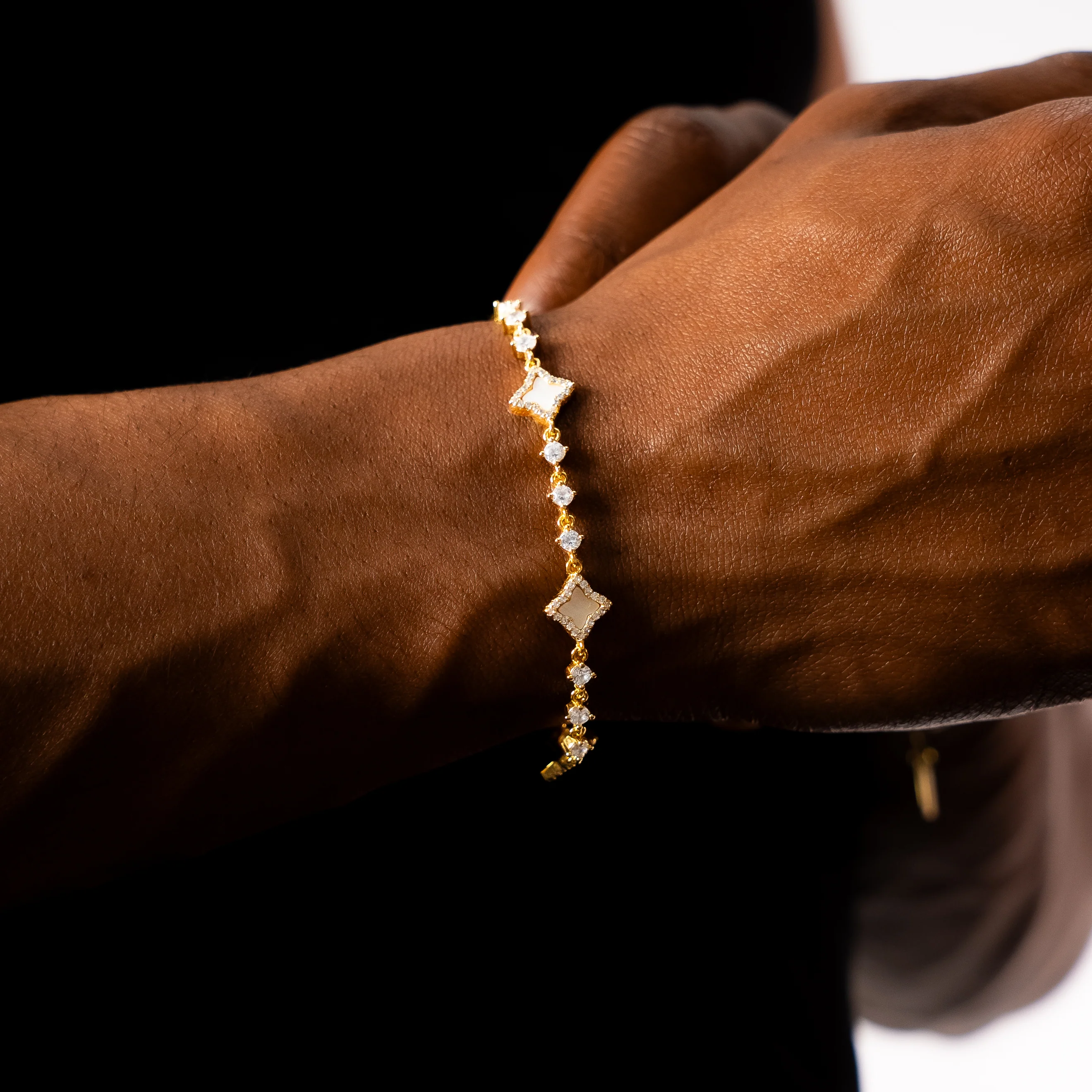 Bracelet Flower Tennis Doré - Motif Blanc - Image 2