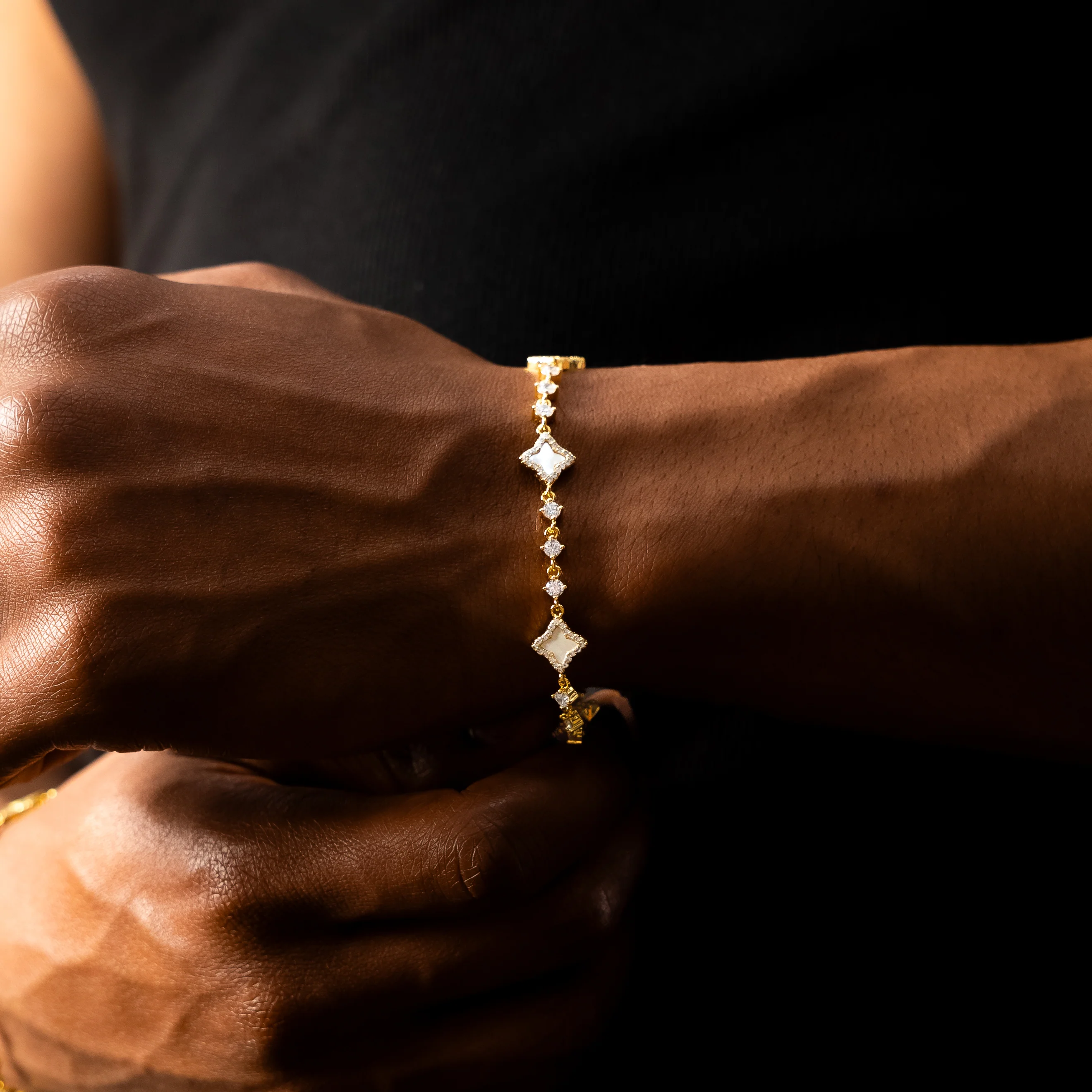 Bracelet Flower Tennis Doré - Motif Blanc - Image 3