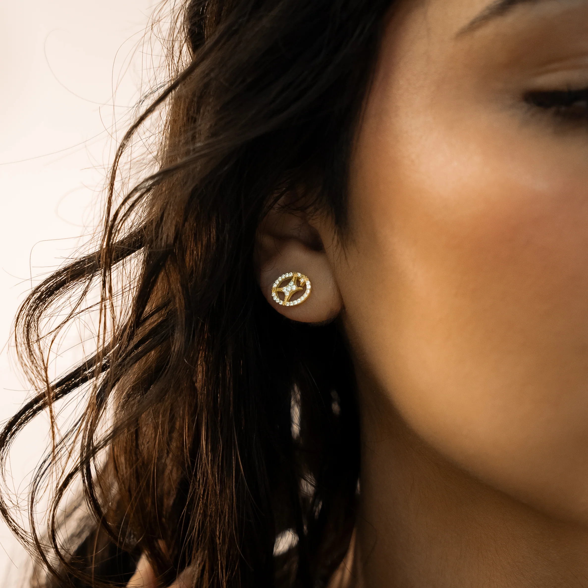 Iced Round signature earrings dorées - Image 2